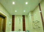 Яке освітлення у ванній кімнаті з натяжною стелею краще зробити – вибір приладів, планування точок освітлення